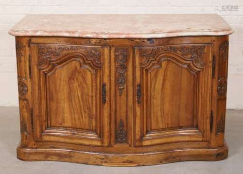 BUFFET DE CHASSE GALBE EN BOIS FRUITIER XVIIIe En bois fruitié sculpté à motifs [...]