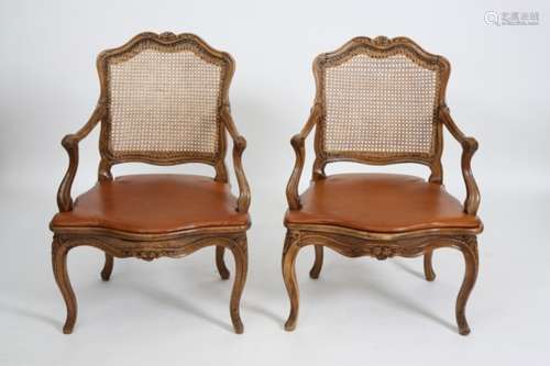 PAIRE DE FAUTEUILS CANNES LOUIS XV DANS L'ESPRIT DE NOGARET En bois naturel sculpté [...]