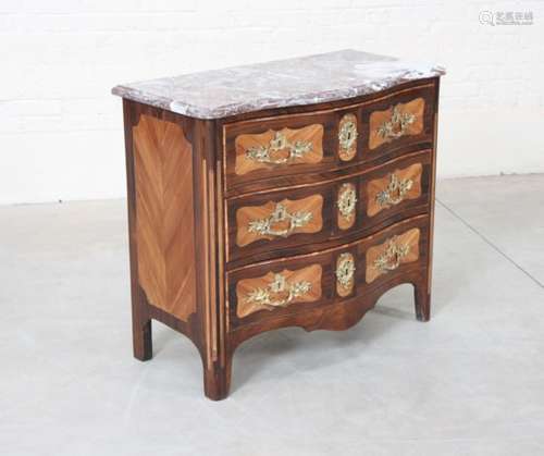 RARE PETITE COMMODE MARQUETEE REGENCE En placage de bois précieux, galbée en [...]