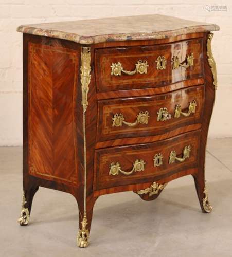 PETITE COMMODE MARQUETEE LOUIS XV En marqueterie de bois de placage, en frisage, [...]