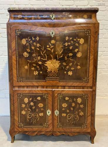 TRES BEAU SECRETAIRE EN MARQUETERIE DE FLEURS LOUIS XV DANS LE GOUT DE ROUSSEL En [...]