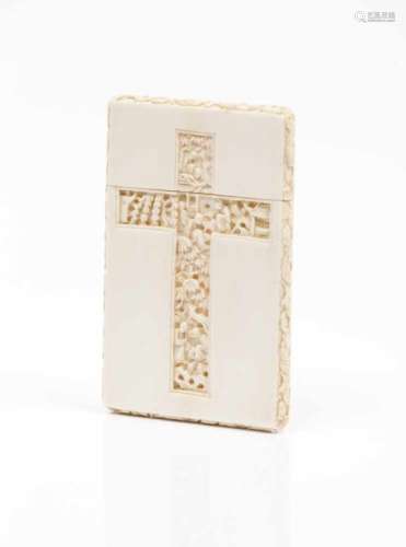 A card casePart carved ivory with oriental figuresChina, 19th century10,5x6,5 cm- - -15.00 % buyer's