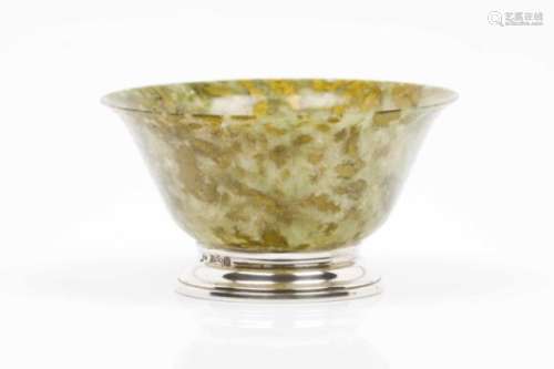 A bowlSpinach green jadeLater silver standsChina, 20th century5,5x10 cm- - -15.00 % buyer's