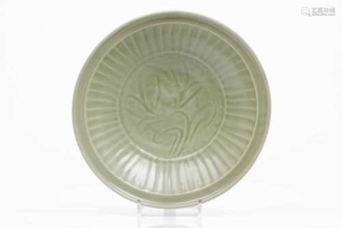 A plateChinese porcelainCeladon glaze decorationQing dynasty(restored)Diam.: 33,5 cm- - -15.00 %