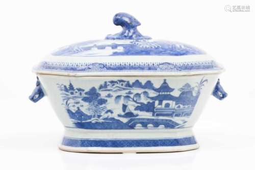 Tureen and coverChinese porcelainBlue riverscape with pagodas decorationQianlong reign (1736-1795)(