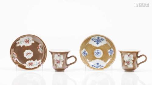 Two cupsTwo cups and one saucer in chinese export porcelainChocolate brown decoration with