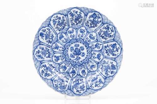 A large scalloped plateChinese export porcelainBlue underglaze decoration of floral