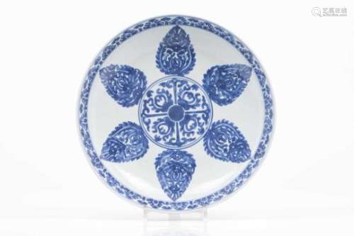 A large plateChinese porcelainFloral motif, blue underglaze decorationKangxi reign (1662-1722)(
