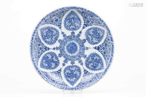 A large plateChinese porcelainFloral motifs blue undergaze decoration Kangshi reign (1662-1722)(