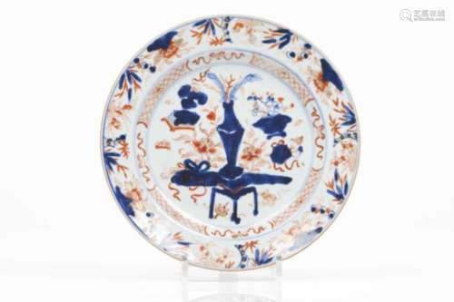 A plateChinese export porcelainImari decoration with flowers and precious objectsQianlong reign (