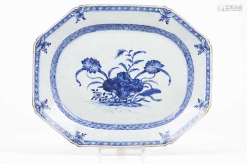 A large octagonal trayChinese export porcelainBlue floral decorationLip with butterfliesQianlong