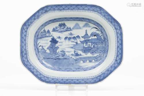 An octagonal trayChinese export porcelainCentral blue riverscape decorationQing dynasty, first-