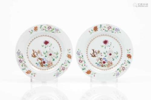 A pair of platesChinese export porcelainFloral motifs 