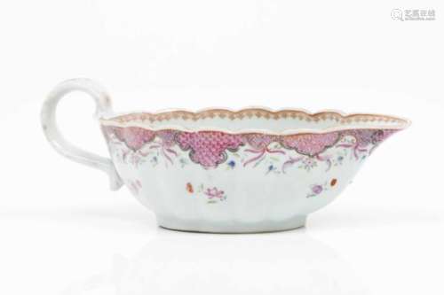 Scalloped lip sauce boatChinese export porcelain