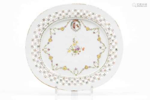 An oval, pierced decoration plateChinese export porcelain