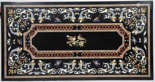 TABLE RECTANGULAIRE A PLATEAU EN MARQUETERIE DE MARBRE Polychrome à fond noir à [...]