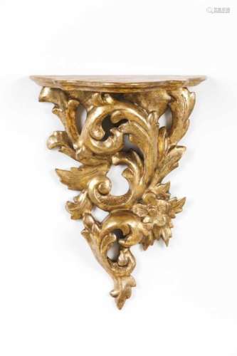 A pair of bracketsCarved, gilt and marbled woodPortugal, 18th / 19th century39x30x17 cm- - -15.