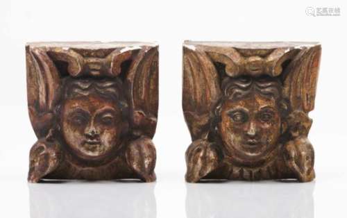A pair of carved fragmentsCarved woodWith gilding remnantsPortugal, 18th century17x16 cm- - -15.00 %
