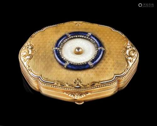 A snuff boxGoldOn the front raised and chiselled guilloché decoration, with white enamelRadiant