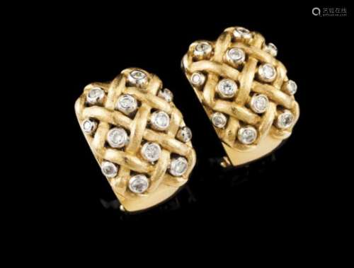 A pair of earringsGoldBasketweave decoration set with 22 brilliant cut diamonds (ca. 0.90ct)Oporto