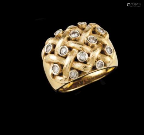 A ringGoldBasketweave top set with 12 brilliant cut diamonds (ca. 0.60ct)Oporto hallmark, Deer 800/