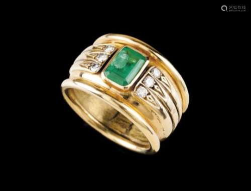 A ringGoldSet with 1 emerald (ca. 7x5 mm) and 6 small brilliant cut diamondsLisbon hallmark, Swallow