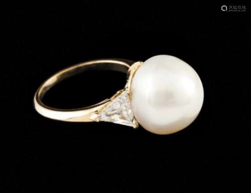 A Fred ringGoldSet with one Southern seas pearl (ca.13mm) and two white coloured brilliant cut