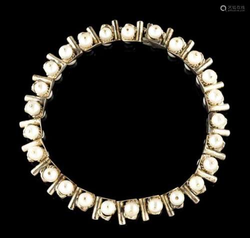 A braceletGoldArticulated chain with small shells set with 8/8 cut diamonds in-between