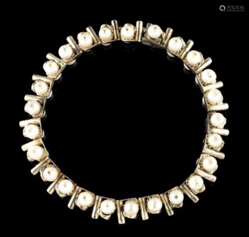 A braceletGoldArticulated chain with small shells set with 8/8 cut diamonds in-between