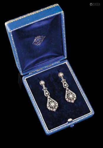 A pair of Romantic earringsGold and silver, 19th / 20th centuryArticulated pendants set with 4