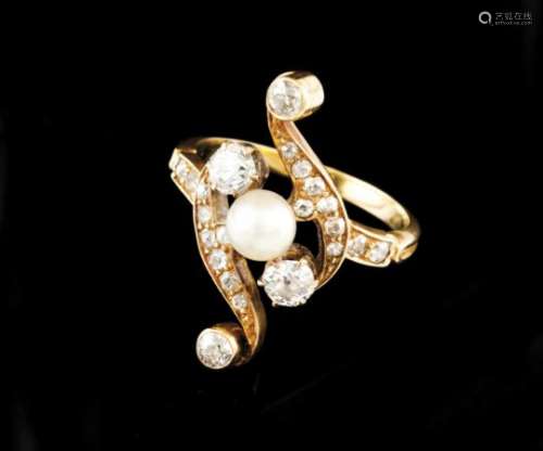 A Belle-Époque ringSet in gold with one pearl and 22 old brilliant cut diamonds (ca. 0,70ct)