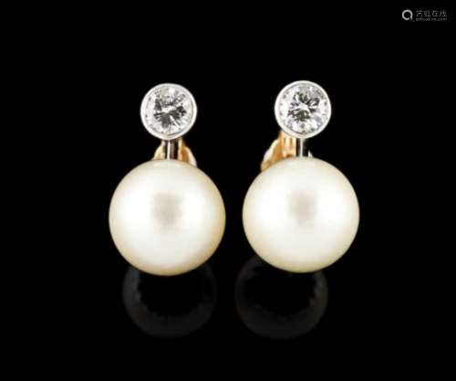 A pair of earringsGoldSet with 2 cultured pearls (9,5mm) and 2 brilliant cut diamonds (ca. 0,40ct)