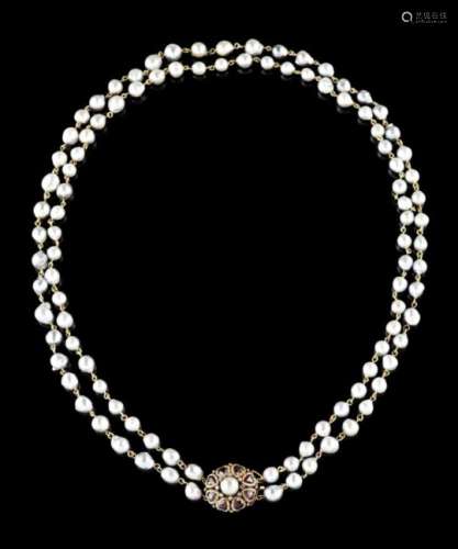 A pearl necklaceTwo baroque grey pearls strandsChained in goldGold clasp set with garnets, pearl and