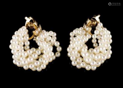 A pair of Van Cleef & Arpels Gold and pearlsTop set with 16 brilliant cut diamonds, total (ca.0.