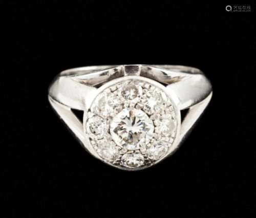 A ringGoldCluster ring set with a brilliant cut white coloured diamond (ca.0.85ct) of SI grade
