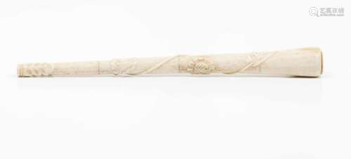 A parasol handlePart carved ivory with foliage and flowerEurope, 19th/20th centuryLenght: 25,5 cm- -