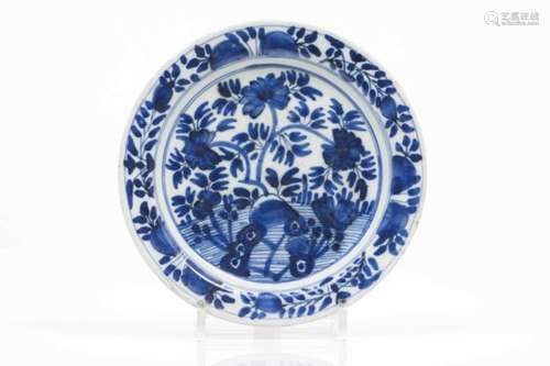 A plateDelft faienceBlue floral decoration with gardenHolland, 18th centurydiam.: 22,5 cm- - -15.