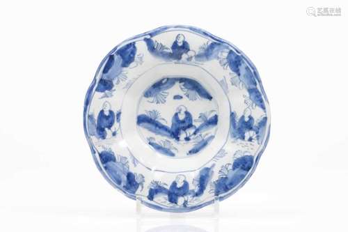 A scalloped bowlDelft faienceBlue decoration with chinese figuresHolland, 18th centurydiam.: 24,5