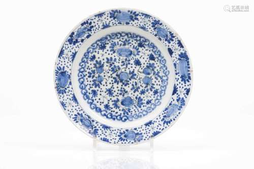 A plateDelft faienceBlue floral decorationHolland, 17th/18th century(defects)dam.: 25 cm- - -15.00 %