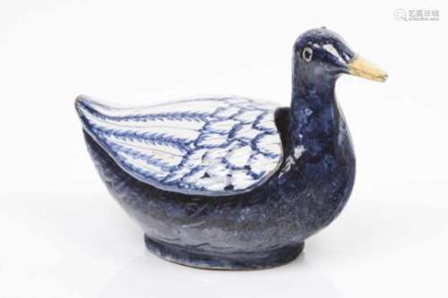 A duckA box with coverFaienceBlue decoration18th/19th century(hairline to lid)Lenght: 20 cm- - -15.