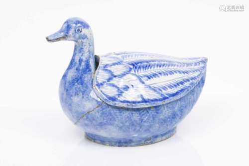 A duckA box with coverFaienceBlue decoration18th/19th century(restoration and defects)Lenght: 18,5