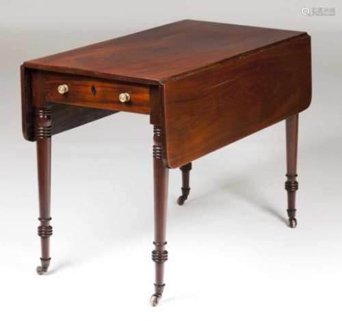A Regency sofa-tableMahoganyOne drawerYellow metal castorsEngland, 19th century76,5x58x102 cm- - -