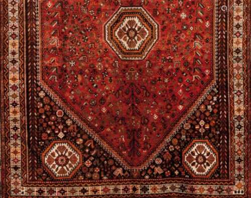 A Shiraz rug, IranWool and cotton of geometric design in bordeaux, salmon and beige300x225 cm- - -