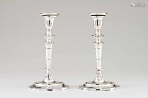 A pair of candlesticksSilvered metalPlain shaft on oval standHeight: 29 cm- - -15.00 % buyer's