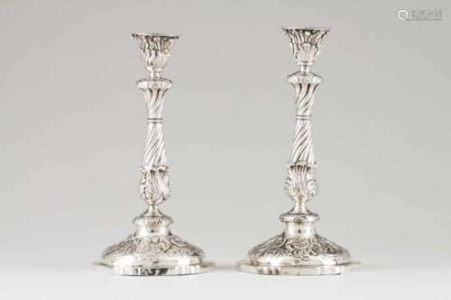A pair of candle standsSilvered metalFloral and foliage raised decorationHeight: 32 cm- - -15.00 %
