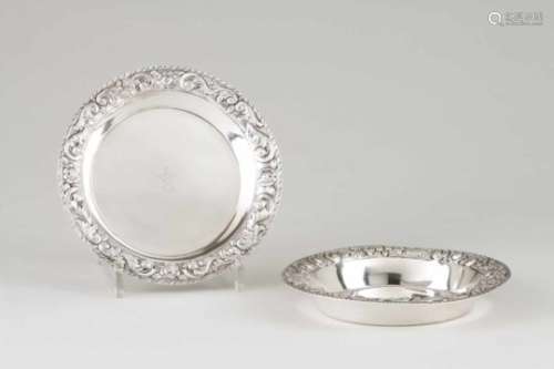 A pair of bowls19th century Portuguese silverPlain base with central armorialRim of raised