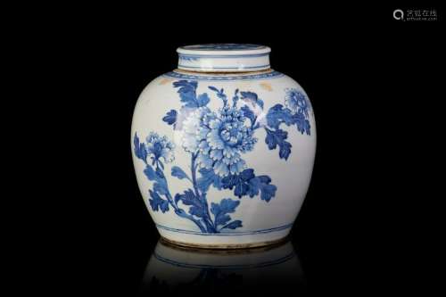 CHINESE BLUE & WHITE PORCELAIN COVERED JAR