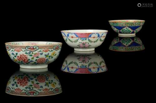 THREE CHINESE EXPORT FAMILLE ROSE PORCELAIN BOWLS