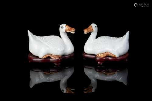 PAIR OF CHINESE EXPORT PORCELAIN DUCKS