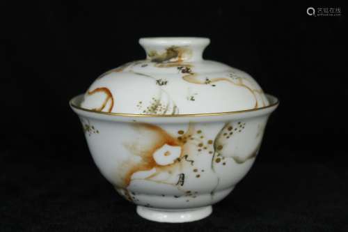 A Chinese Famille-Rose Porcelain Tea Cup with Cover